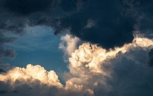 donkere wolken en zon pixabay