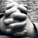 bidden kind handen vouwen gebed