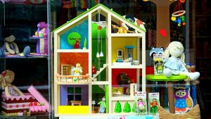 etalage speelgoed pop poppenhuis