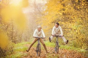 ouderen senioren fiets bos plezier Lequal