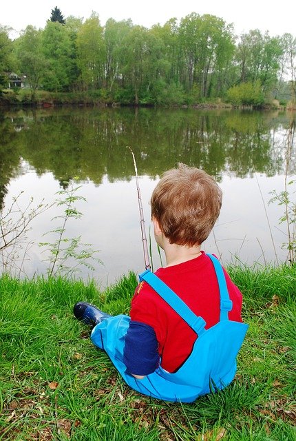jongen hengel vissen